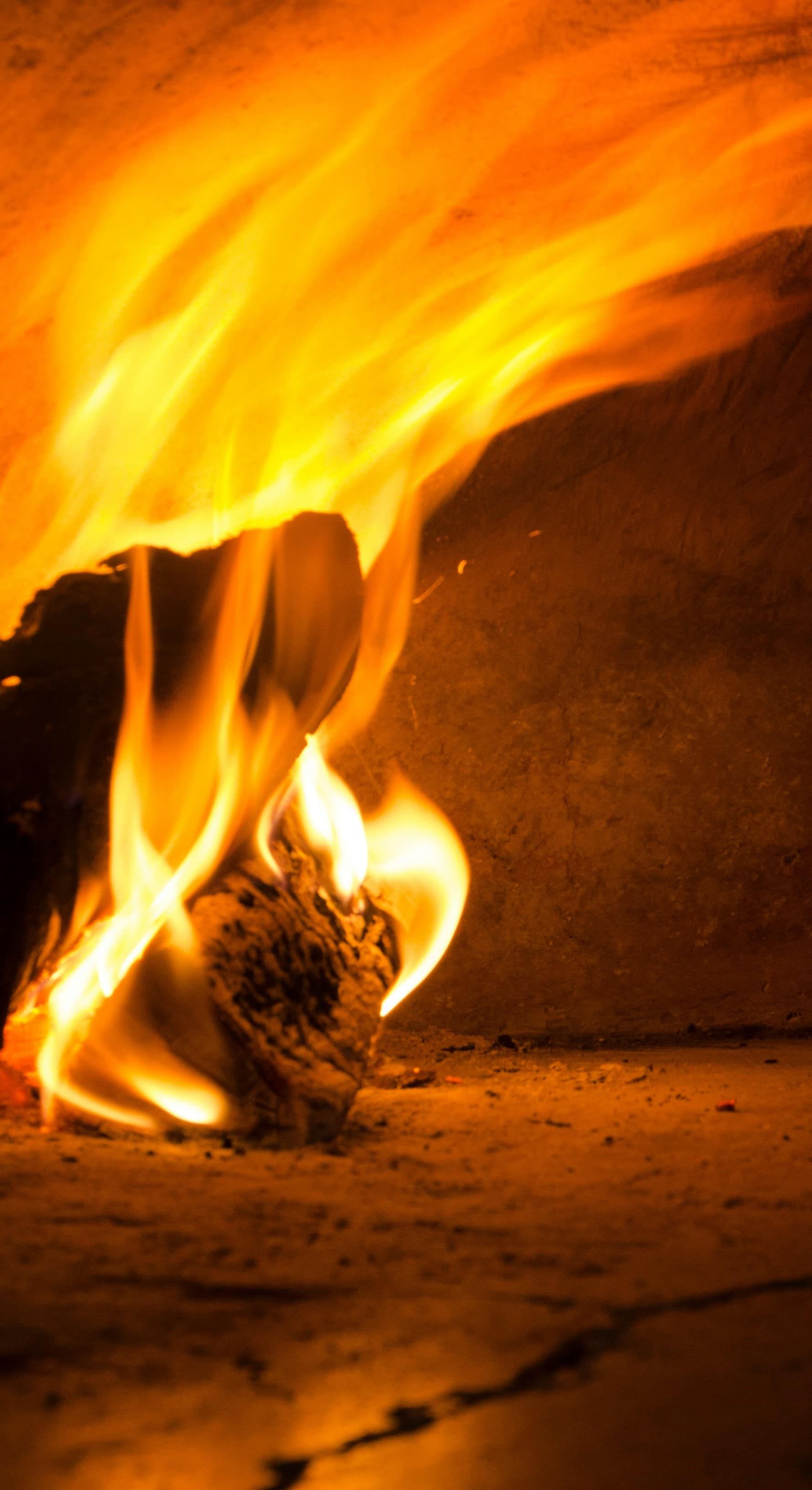 Il fuoco ardente del forno a legna di Sul Fok
