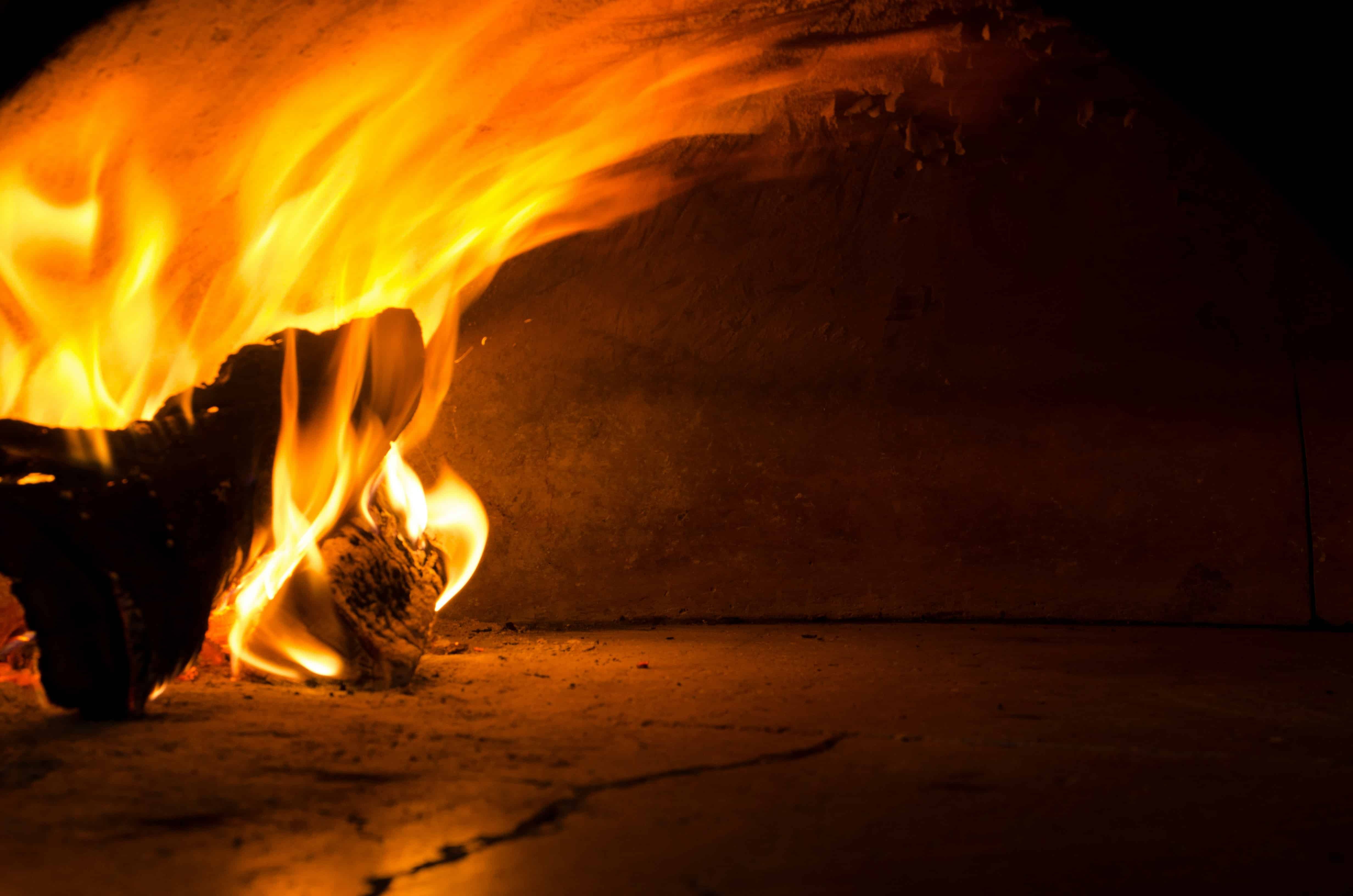 Il fuoco ardente del forno a legna di Sul Fok
