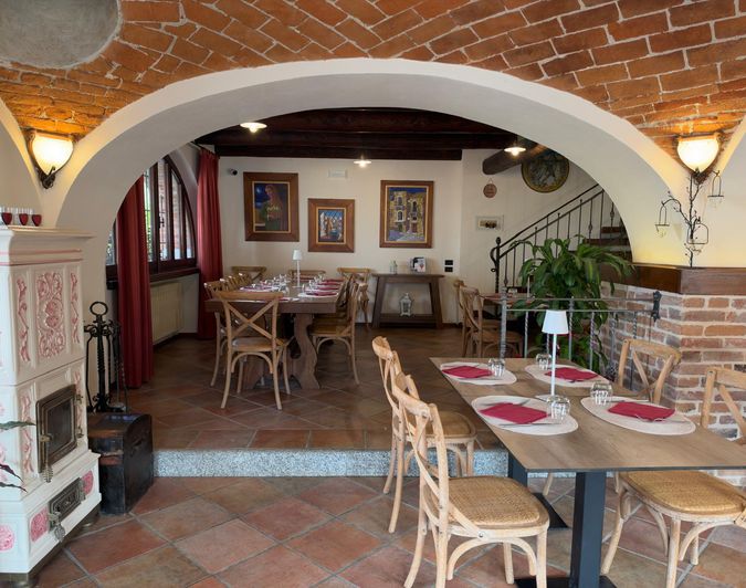 Interno della sala ristorante rustica con arco in mattoni