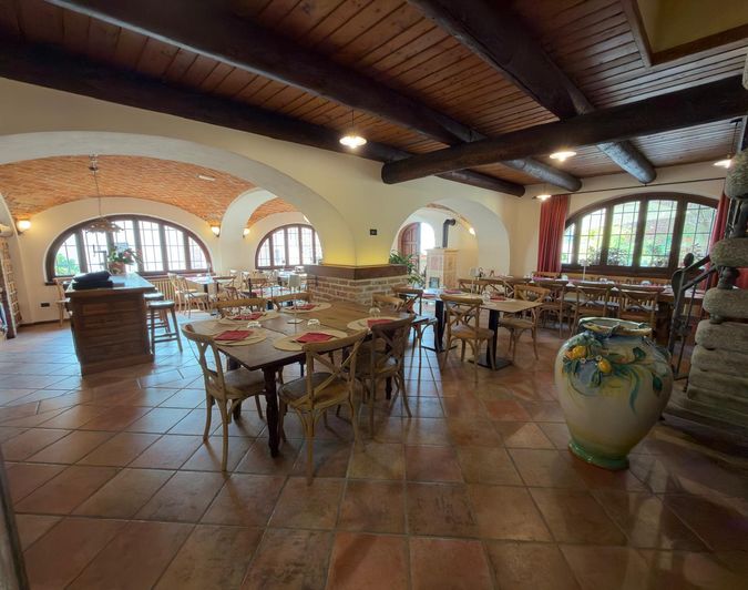 Vista panoramica dell'ampia sala principale del ristorante